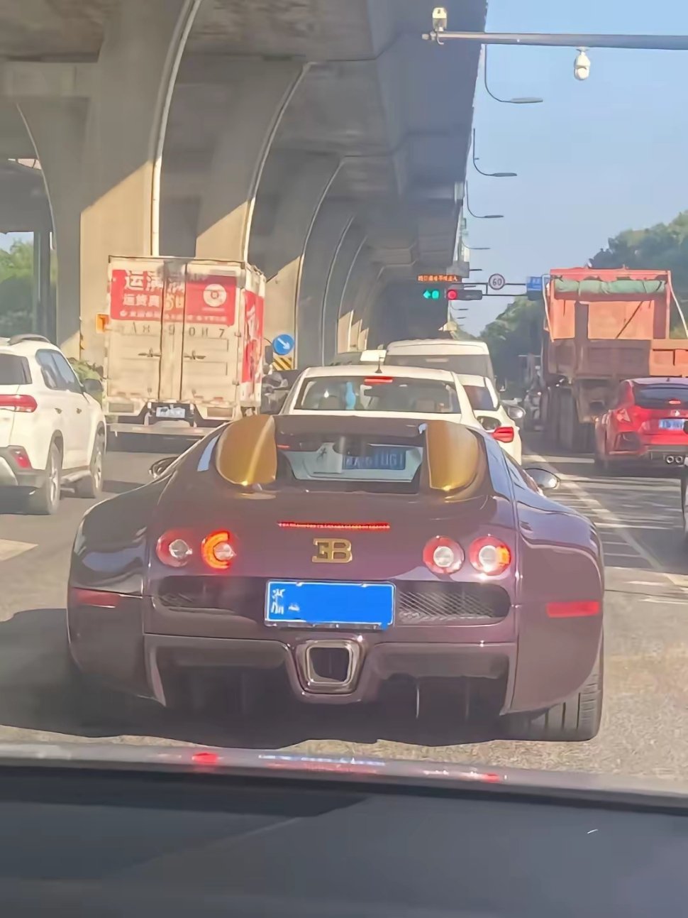 从没见过这么丑的车，但看起来很贵，要100万吗？在高架下，前面驶了一辆很奇怪的车