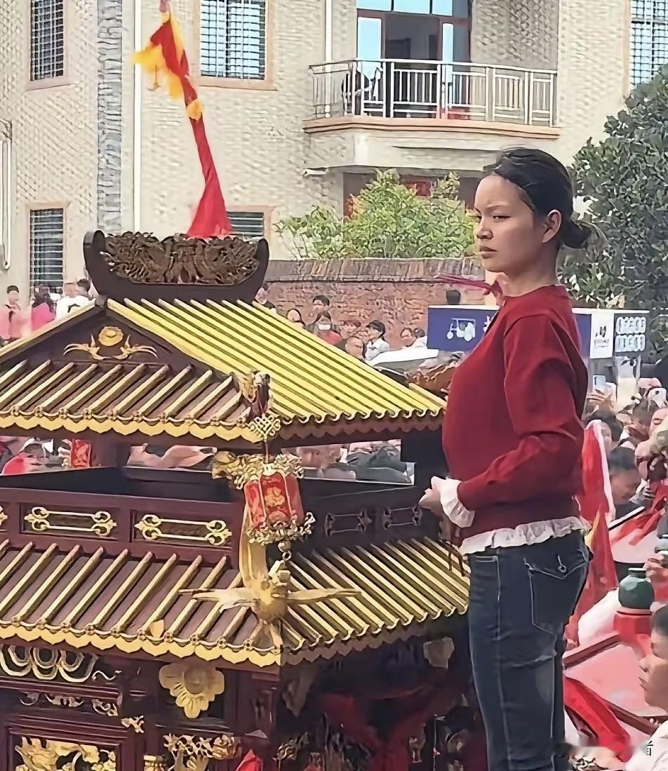 就湛江小妈祖事件来看，资本家胡作非为固然让人欺负，但是，最让人寒心的是整个村民，