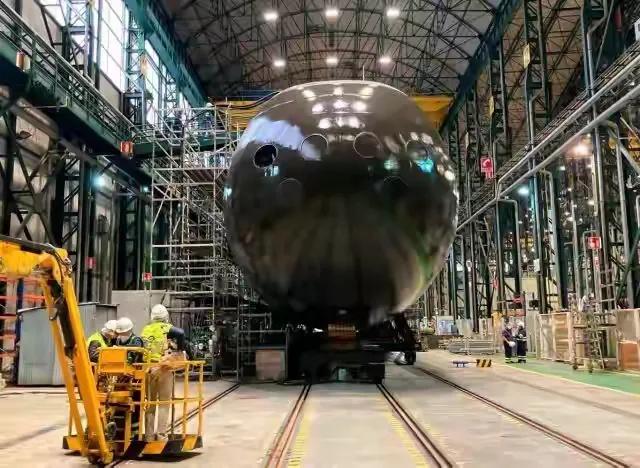 延误十年后，S-81型潜艇“艾萨克·佩拉尔”号才交付给西班牙海军。

潜艇是一种