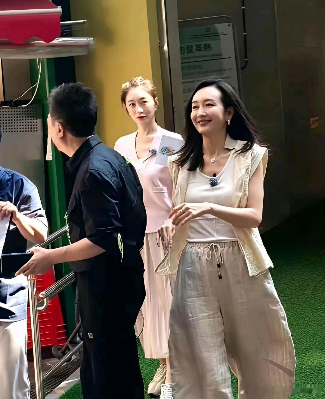 王鸥和李小冉现实中长这样...果然不是谁都能做成女明星的！ 