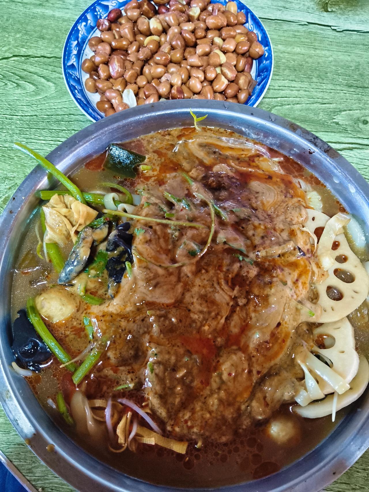 他本来是早晨就回来了，
回来就帮别人撵牛去了
然后就下饭店了，然后就说喝多了
让