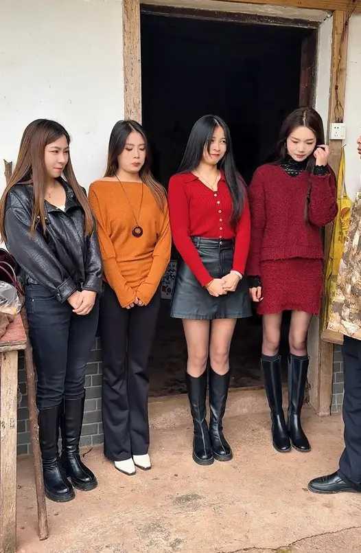 家有儿女，家长必定心里高兴。
可重庆某村一位59岁老父亲，家有四朵金花，旁人都羡