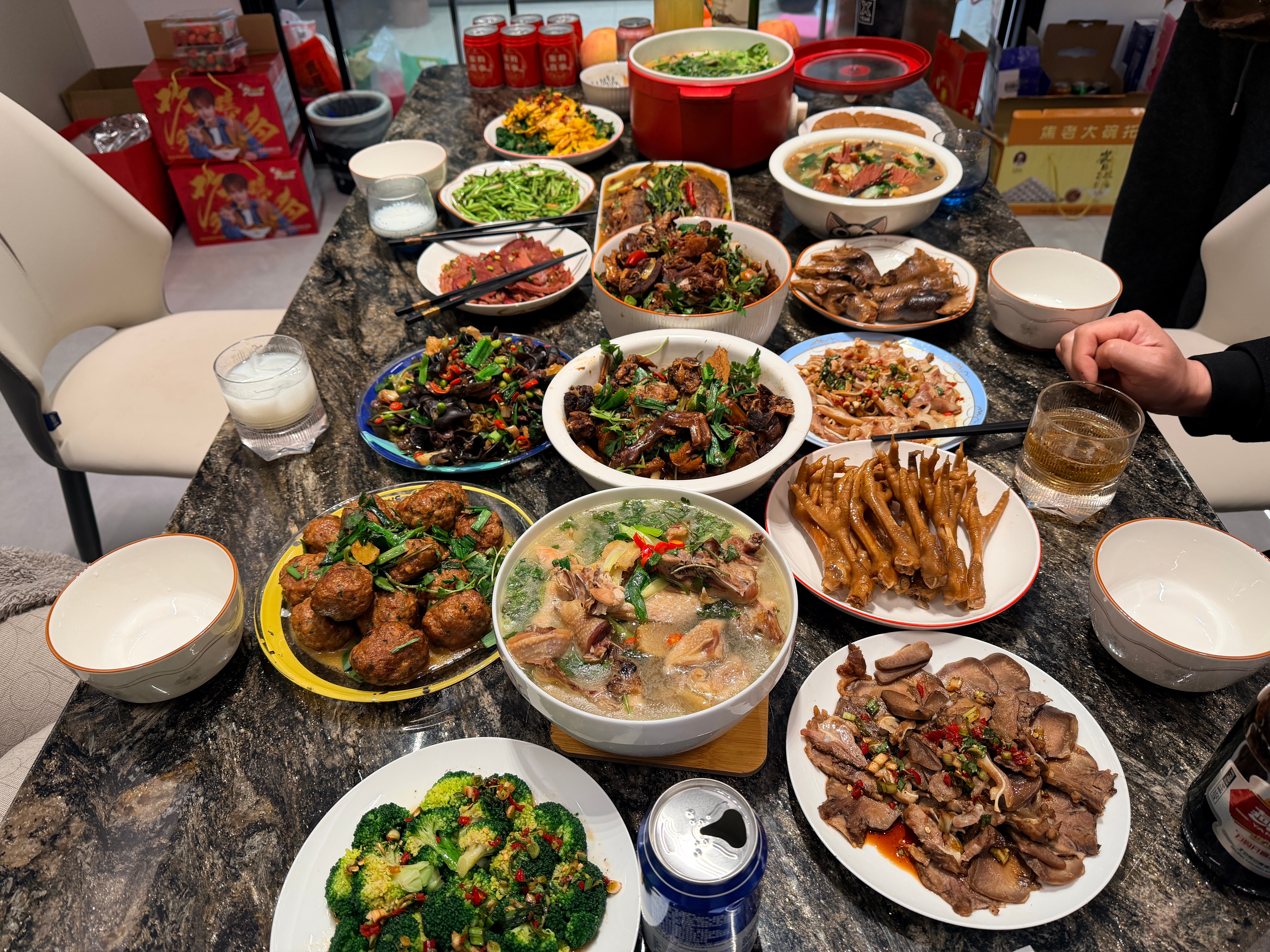 不知不觉就到大年初六了，今年我把爸妈接来身边过年，今天下午他们就要动身回老家，临