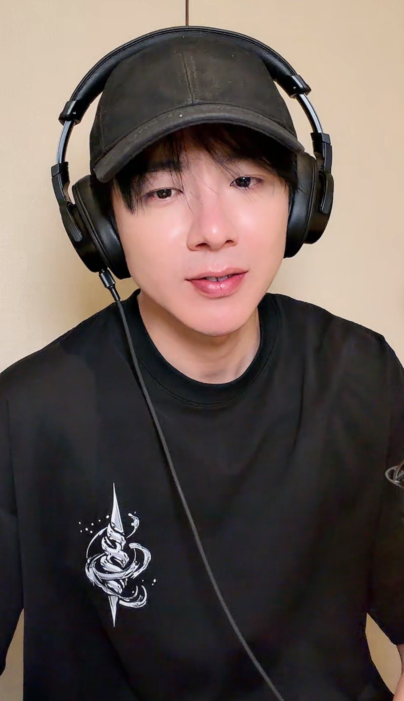 摩登兄弟[超话]刘宇宁给Luke唱了进行曲波浪是大海的事，思念你是我的事，刘宇宁