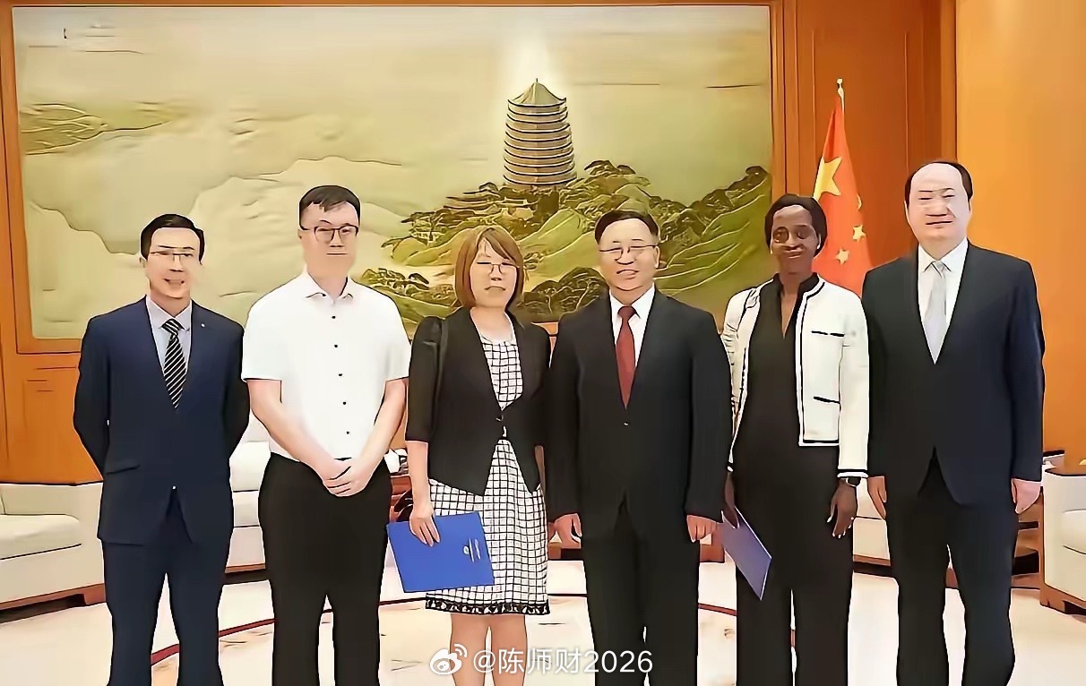 真够狠的。外交学院几千个学生，坐在礼堂里，听一个前外交官讲西方的《全球移民契约》