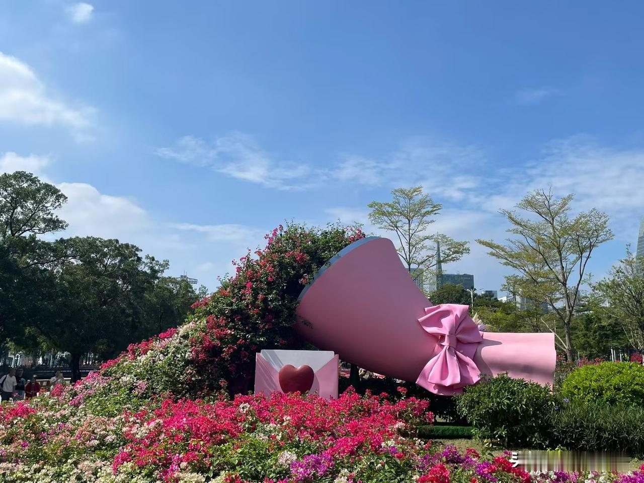 新娘叫小雯，26岁，新郎阿杰28，两人同县不同村。
按他们那规矩，下车得给“千金