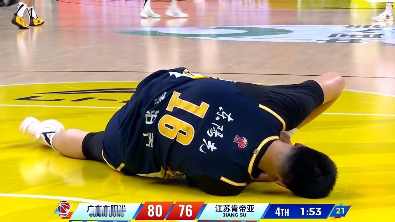 赢江苏2分，广东队却笑不起来，主力中锋重伤，被背下场！
CBA常规赛第六轮，广东