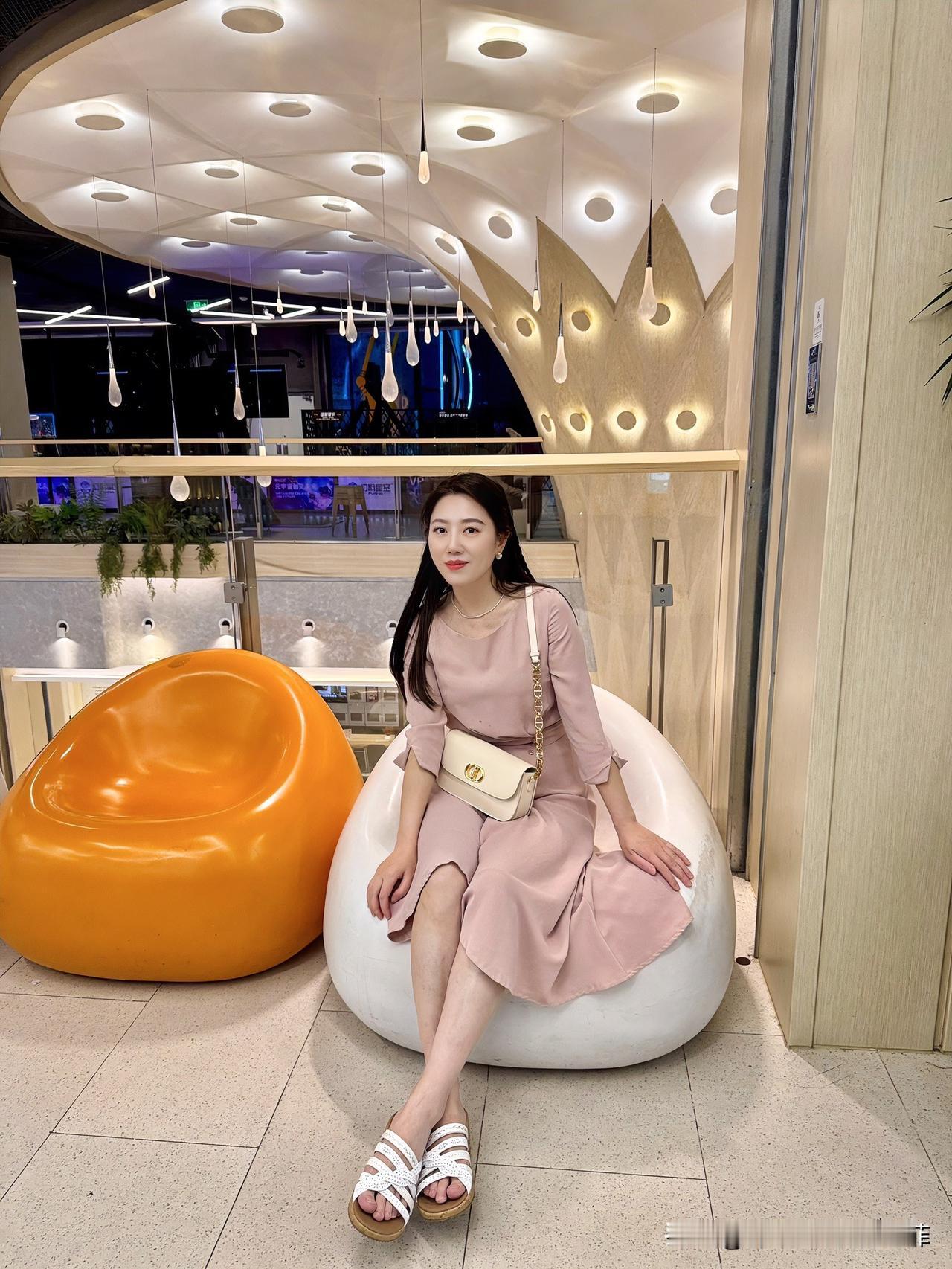 两口子，但凡还有力气吵架的，那绝对心里是有对方的。

如果哪天连架都不吵了，说明