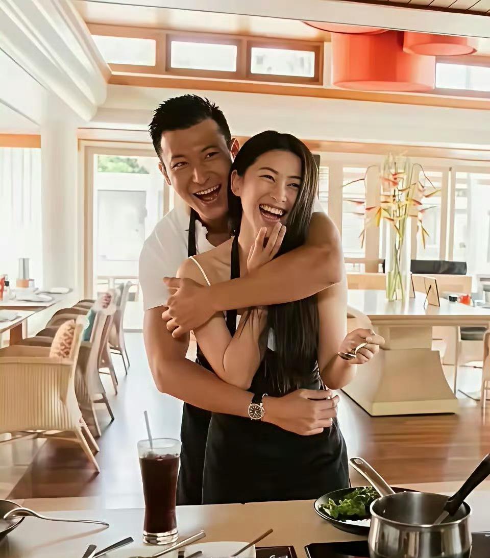 朱珠和老公王昀佳这对CP挺吸睛。朱珠是演技自然的女星，霸榜“全球最美面孔”8年，