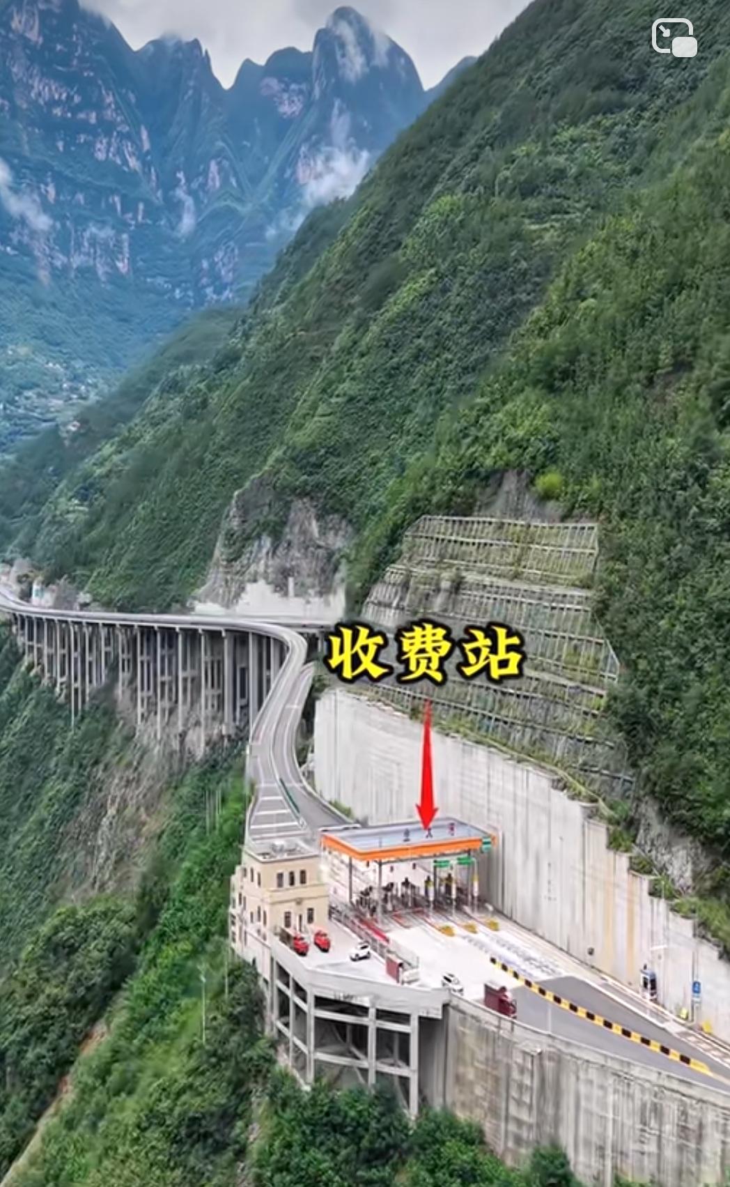 据说是国内最惊险的悬崖收费站，就在重庆巫溪大河！
 
整条巫镇高速穿行于大宁河深
