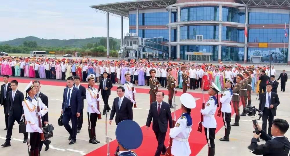 朝鲜最高规格欢送中国。

7月17号这天，咱们中国代表团对朝鲜的正式友好访问刚结