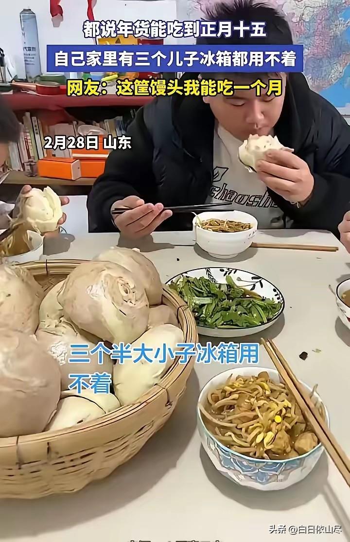 笑不活了！山东一位妈妈发视频称，过年期间，别人家的冰箱里都塞得满满当当的，就算是