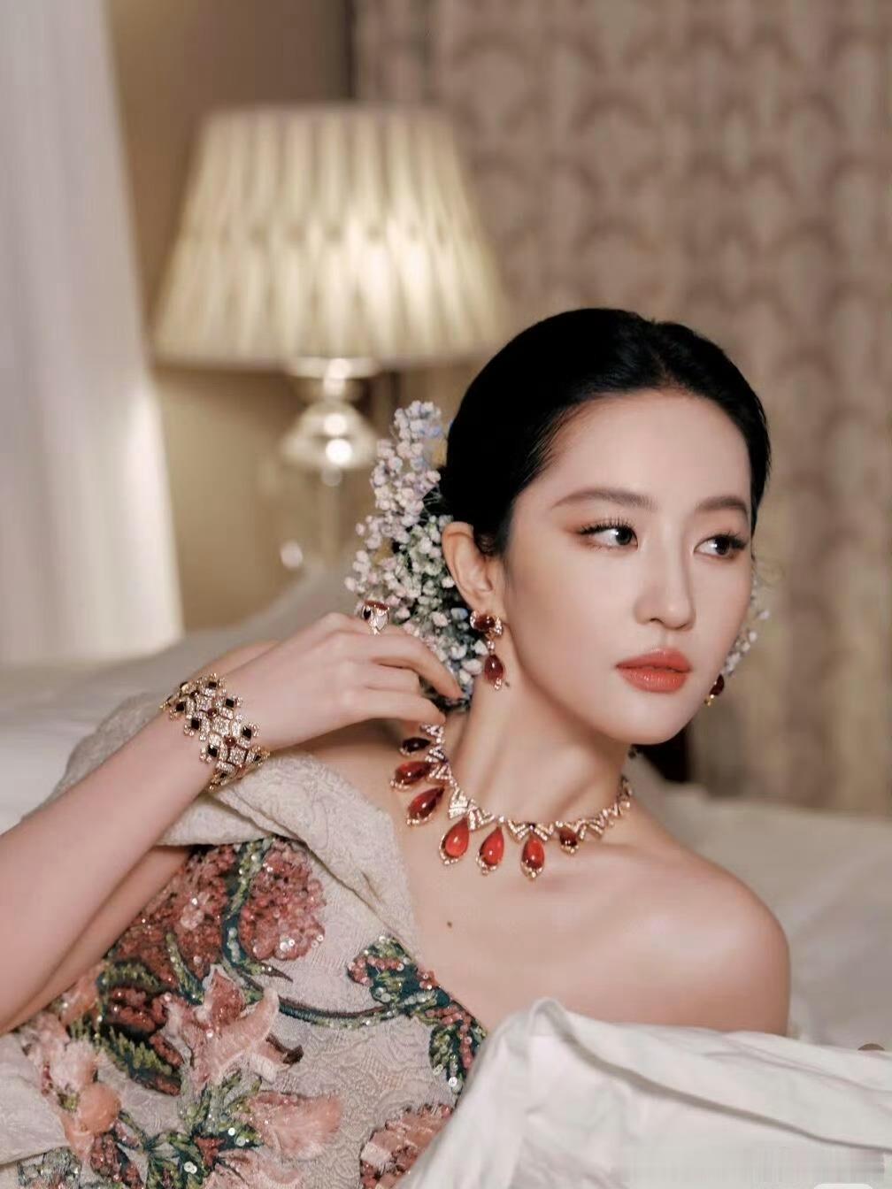 满天星簪花瞧，当时一看照片我就说这个会大火，会成为新娘最欢迎的头花。对了，这个还