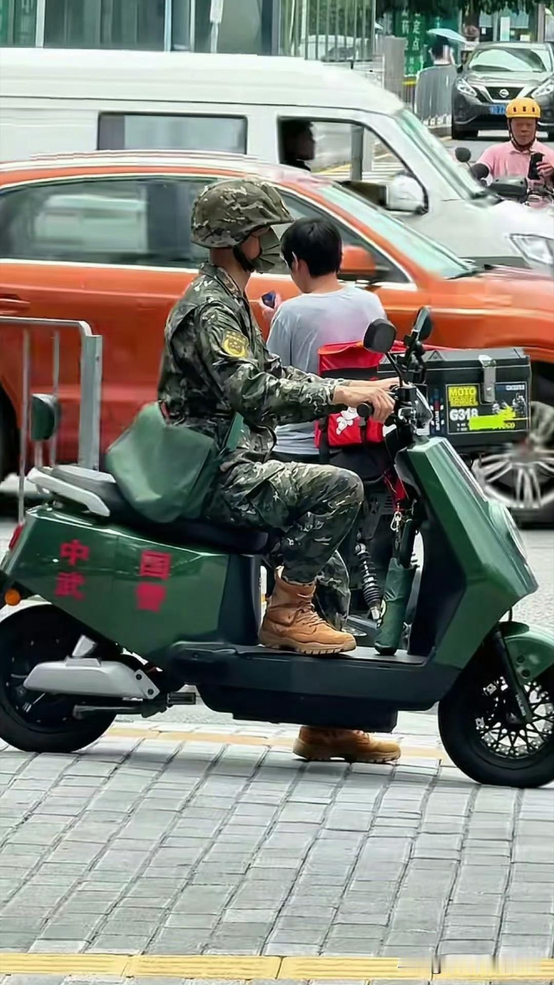 [呲牙][赞] 嚯嚯嚯，这个电动车车很不错嘛！很符合武警部队的战术需要：
一是营