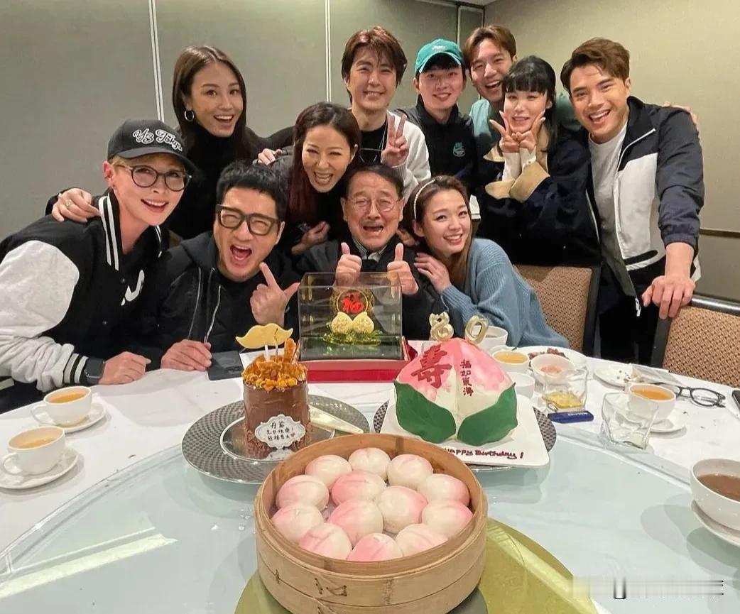 熊家人聚齐为刘丹庆祝80大寿🎂《爱回家》成员难得罕见聚齐，刘丹笑得合不拢嘴，透