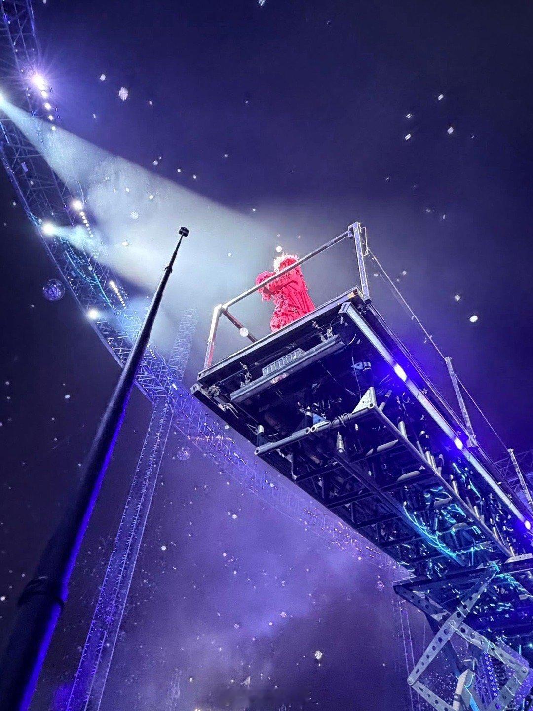 华晨宇20米高空站桩直播 华晨宇在20米高空开启直播，用独特视角与粉丝相连。他轻