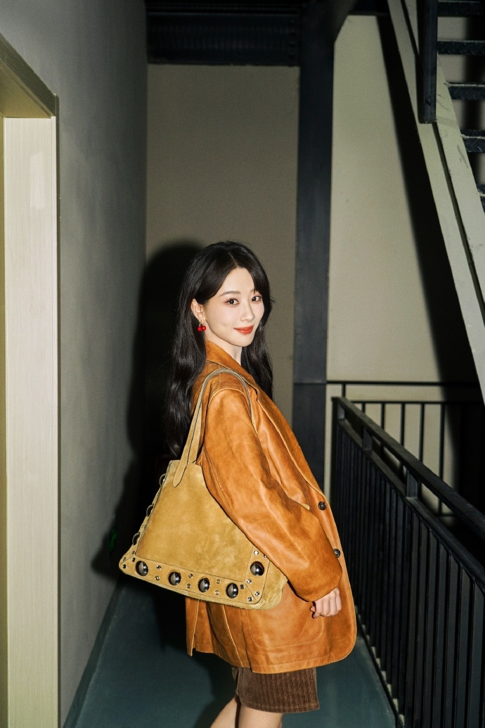 杨紫假期踏青穿搭杨紫假期春天美拉德 杨紫假期春天美拉德，是紫妹的踏青穿搭，满分轻