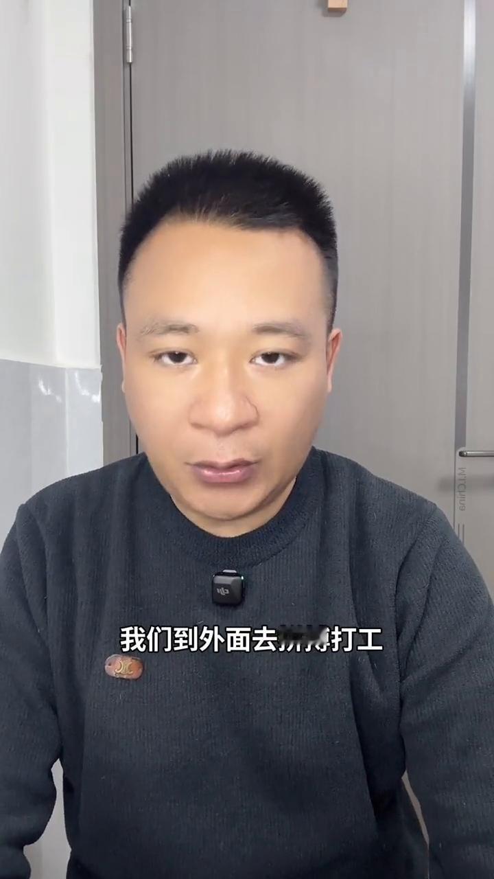 在小的时候，我们看着父母离开我们的背影，他们出门在外拼搏打工。而如今父母却看着我