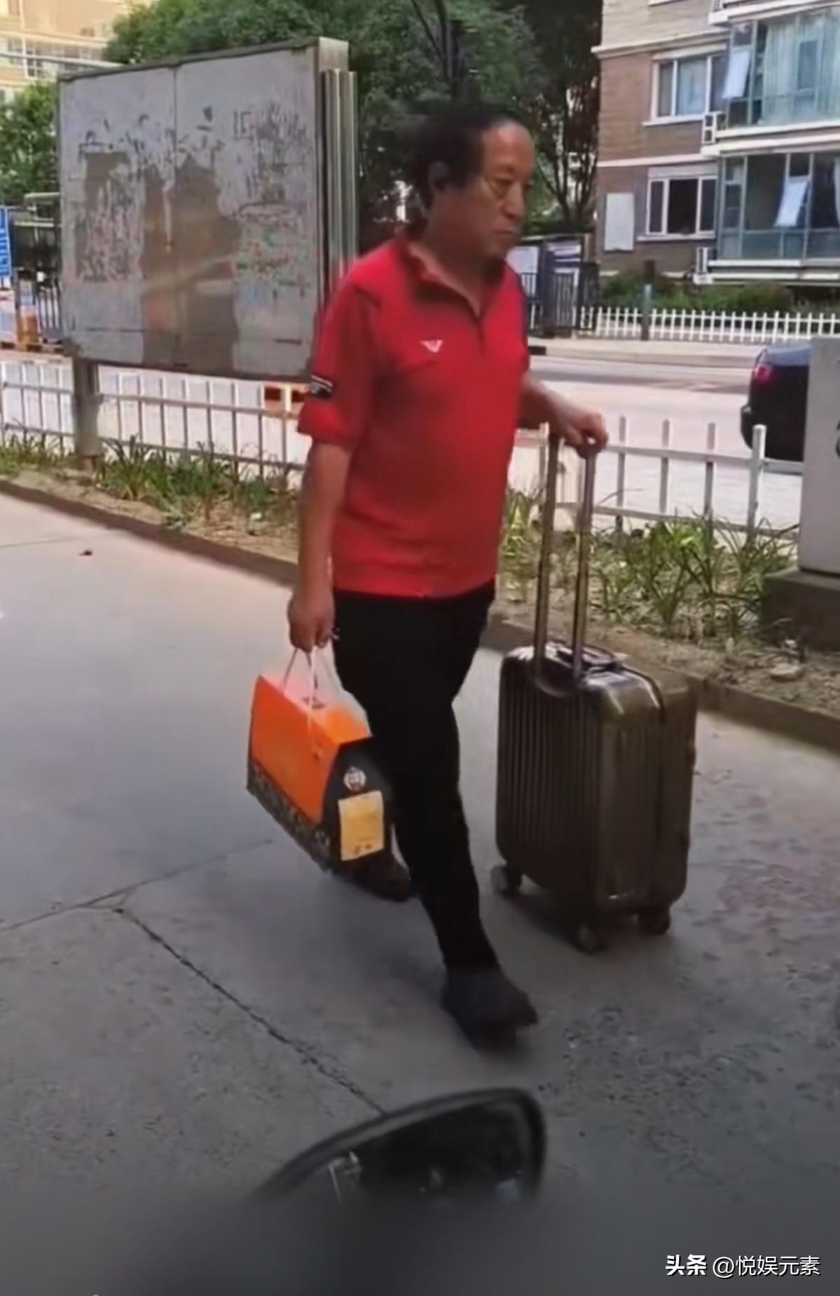 真正的相声泰斗牛群老师，相声圈里最好的演员，没有之一。

如果当初继续深耕相声小