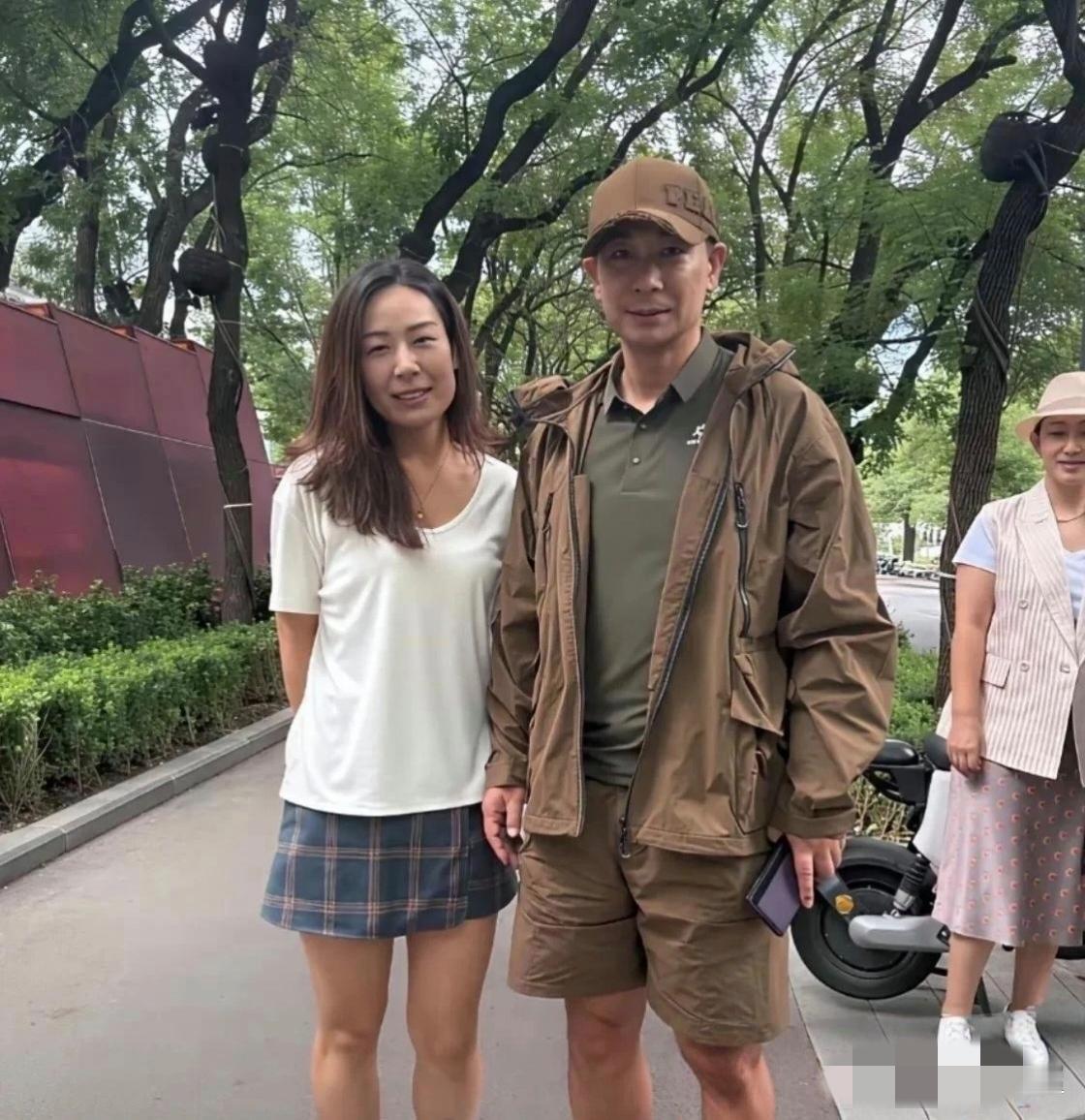 一个亲民，一个接地气，他不愧为功夫巨星。她们是相互成就吧，巨星不摆架子，粉丝坦然