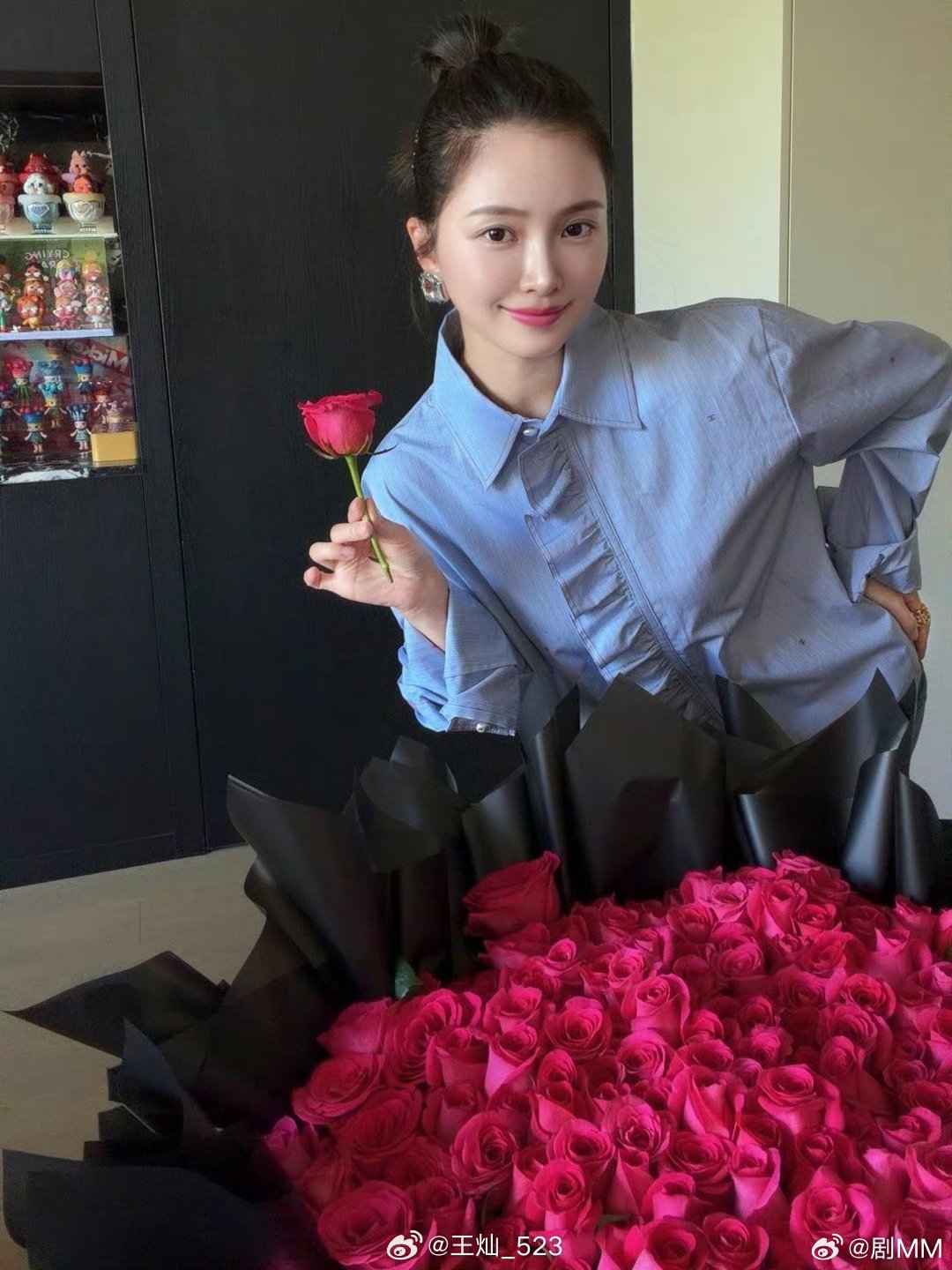 杜淳王灿结婚六周年杜淳王灿结婚6周年 杜淳王灿结婚六周年，王灿抱着红玫瑰时的那个