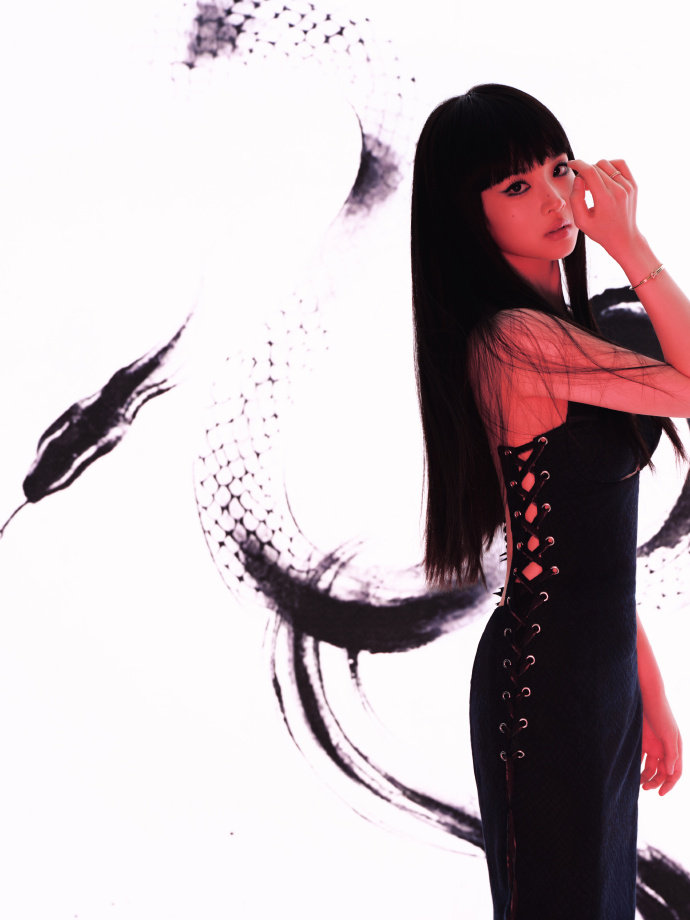 张淼怡蛇妖造型张淼怡美成啥样了  张淼怡异瞳蛇妖，妈妈级别的妆造！谁懂这个露背装