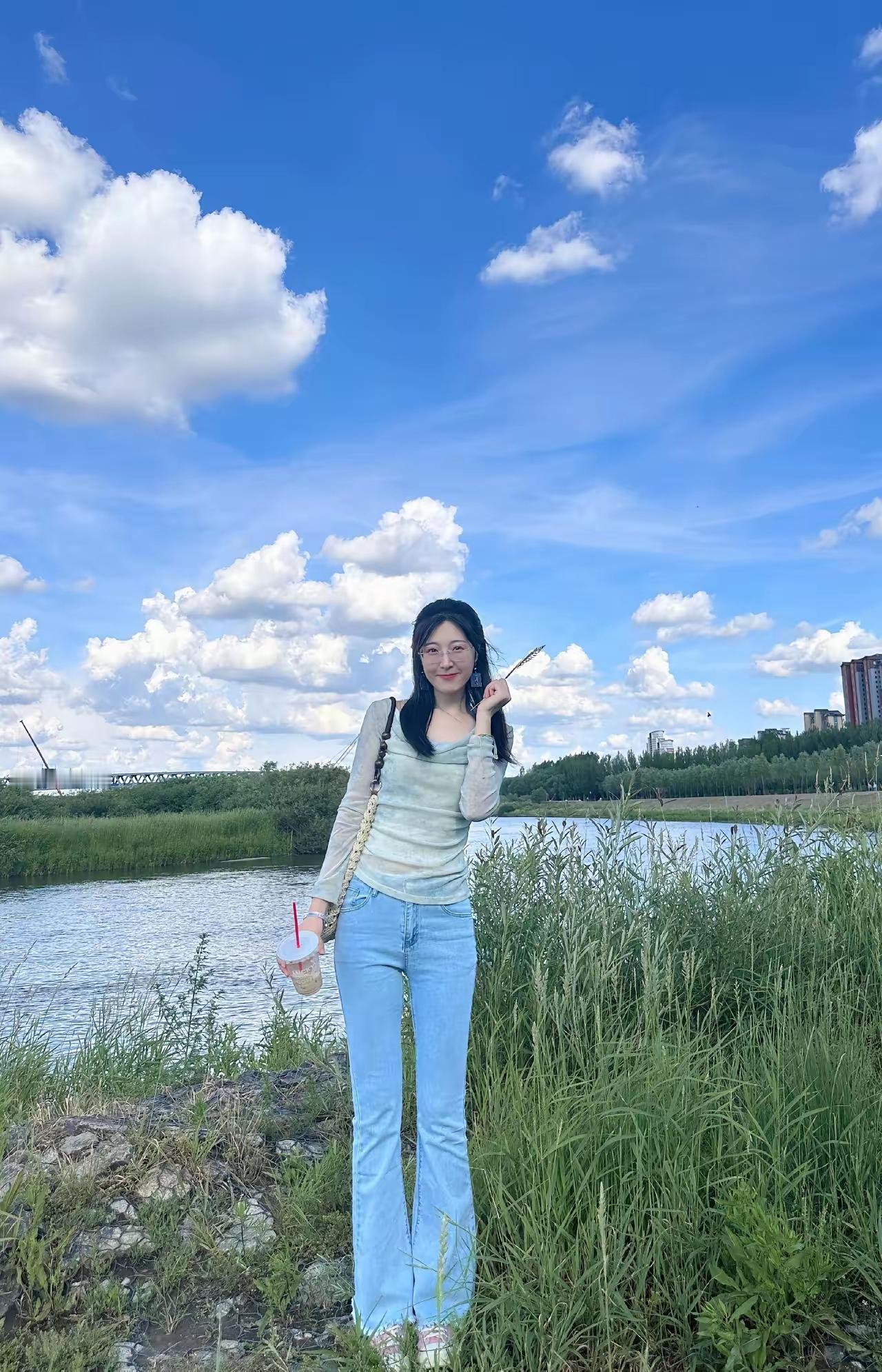 天很蓝，🌿很渌，水很清，我很美，云朵也漂亮，我腿也长