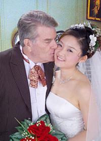 谁能想到，一位堂堂中国当红女主播，嫁给大自己整整30岁的美国陆军少将，远赴大洋彼