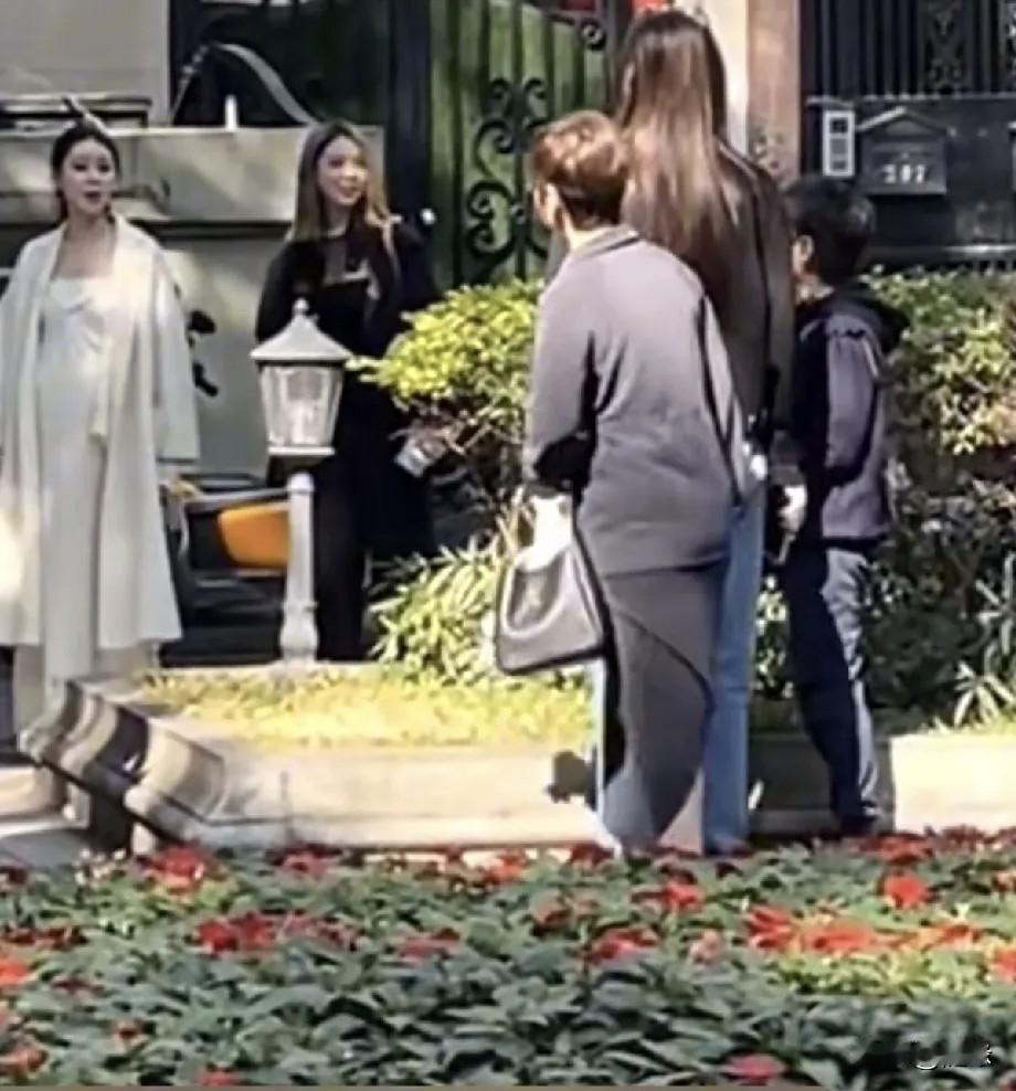 2月2日，汪小菲带着玥儿箖箖来到了广州游玩，同行的有马筱梅，还有汪小菲丈母娘，马