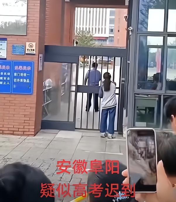 “太可惜了！本来有着考清北的实力，却迟到了！”
只见视频中的女生对工作人员苦苦哀