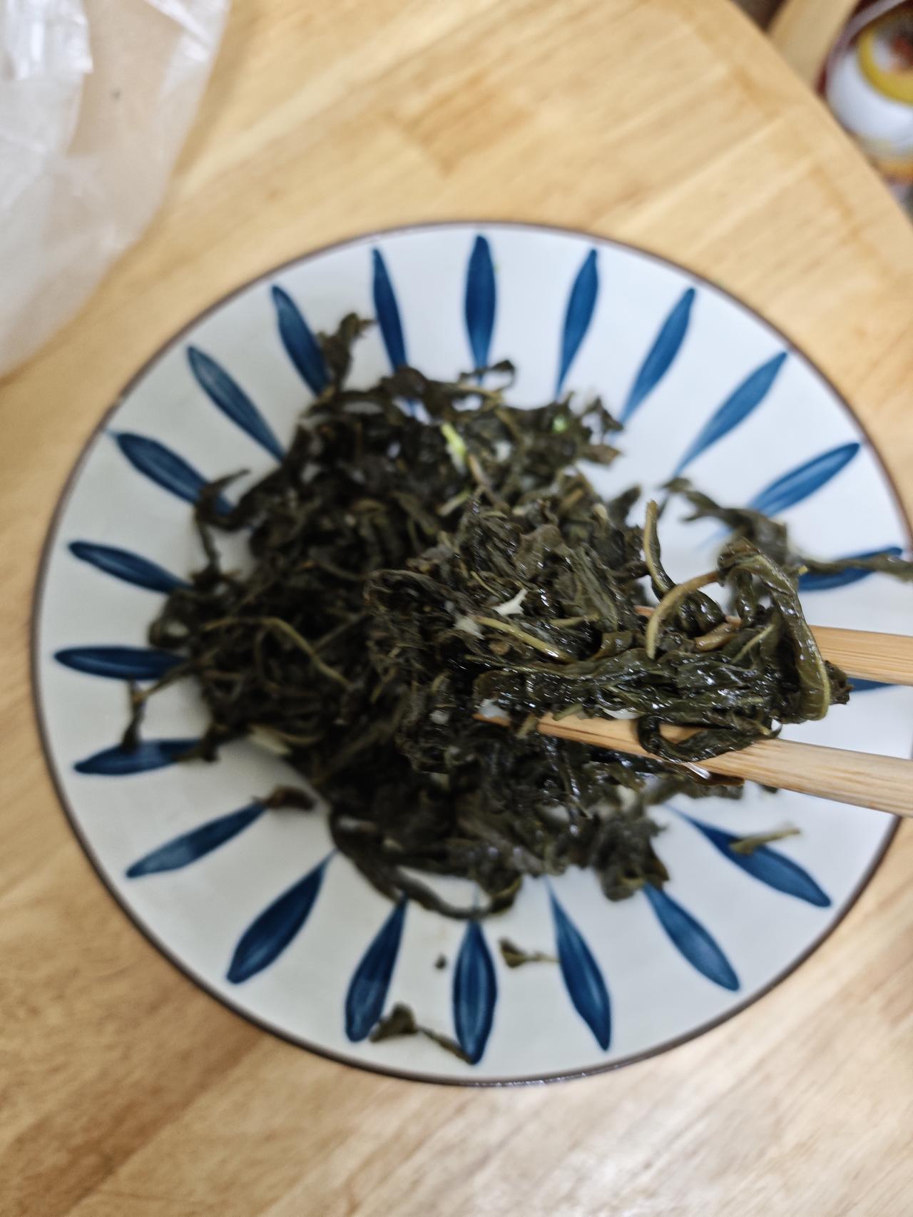 芝麻叶，这是一道带着童年记忆的菜，很多年都没有再吃过了。小的时候，家里穷，食菜8