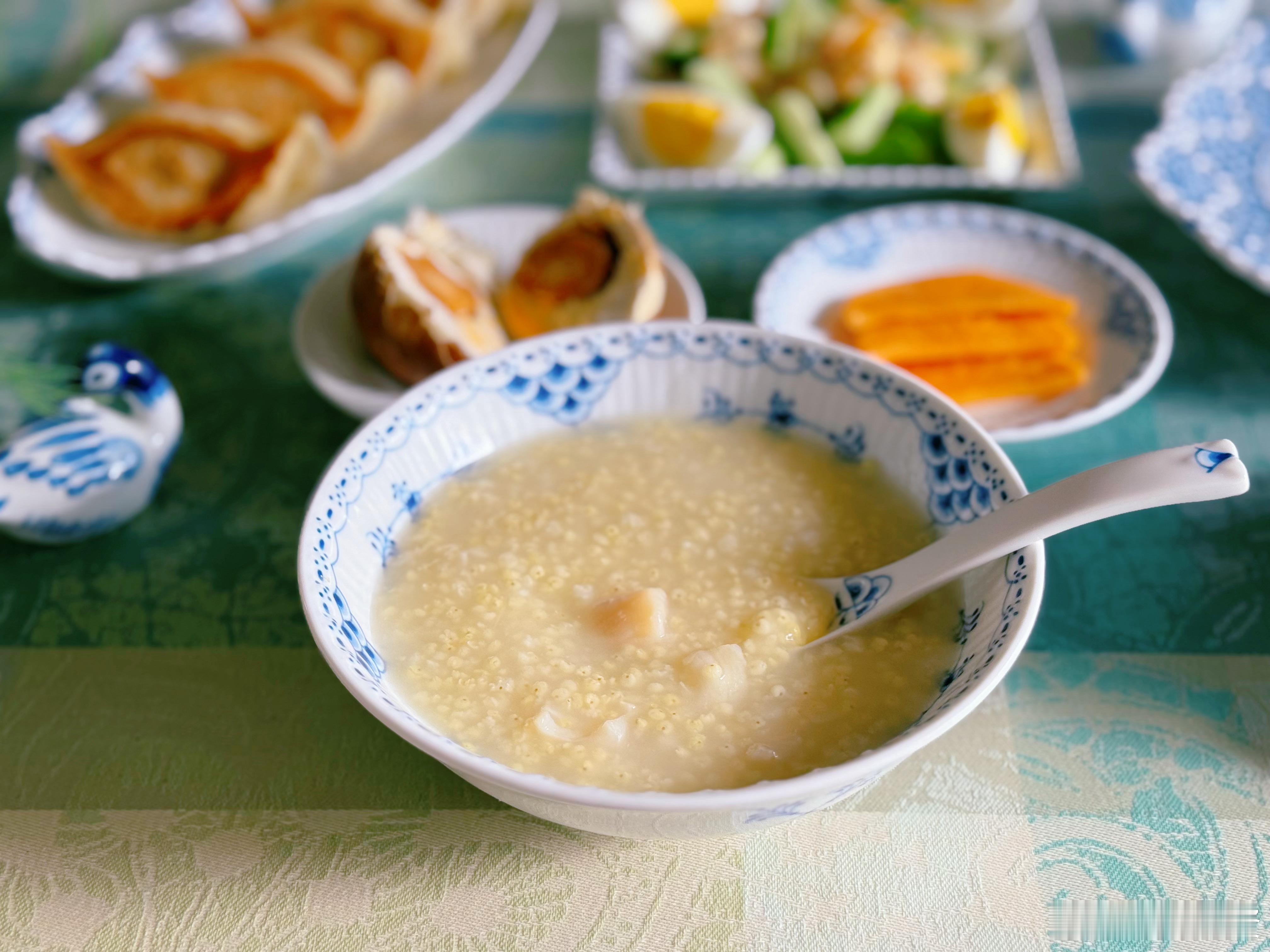 早安🍀🍀🍀资家早餐 煎饺🥟、大黄米干贝粥、丹东大黄蚬子拌黄瓜白煮蛋、烤鸭