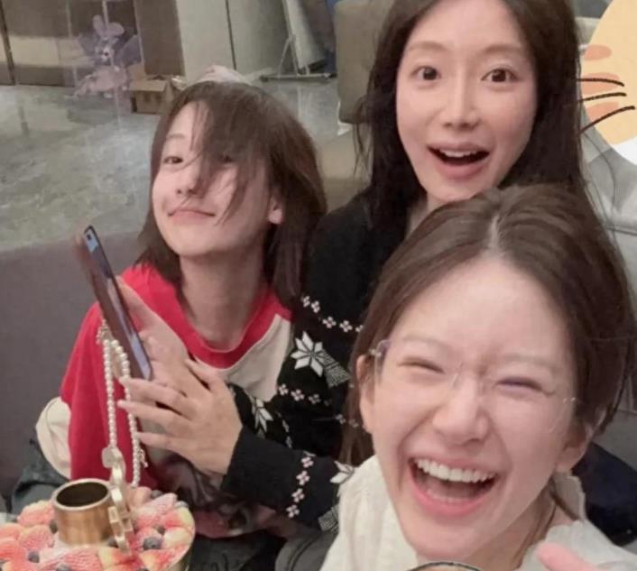 真的很心疼赵露思，那么努力，演技也很好，但还是有那么多人黑她，真是不公平！
 