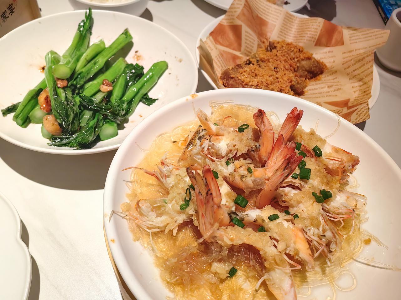 我家附近新开了饭店“粤迹”，昨天中餐去尝鲜，两个人选了三个菜：蒜蓉粉丝蒸开边虾、