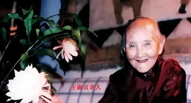 她与宋美龄同年生死，106岁，生了13个博士，前美国总统都亲自为她祝寿。
这位传