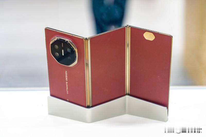 三星三折叠被华为“卡脖子”了吗？这话题一出来就很有悬念。2024年9月华为发布全