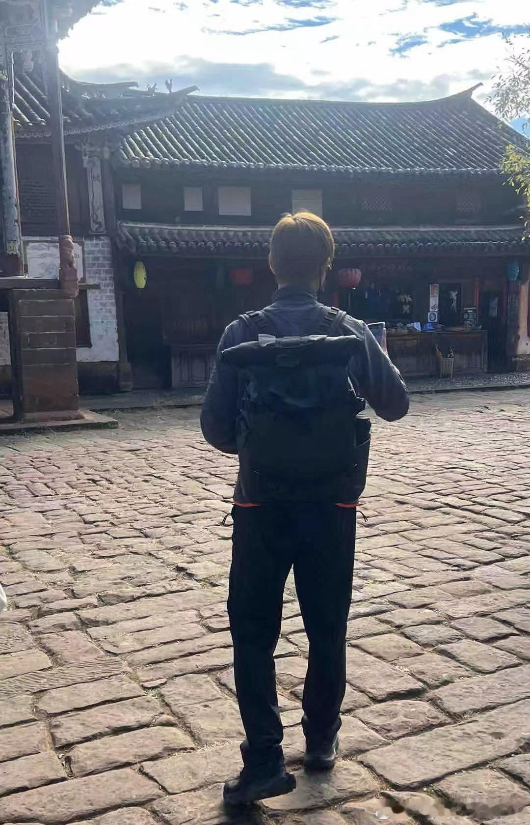 李现回谢之遥家了 一整个梦回《去有风的地方》了[可怜]。 