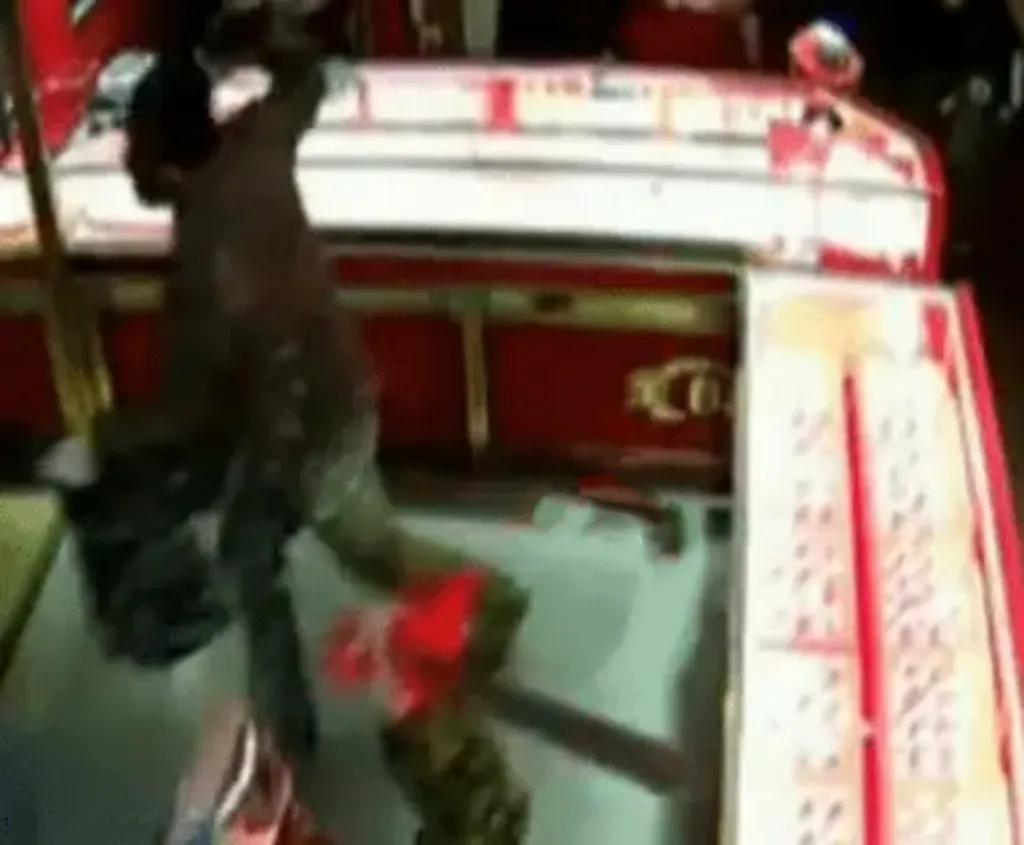 泰国金店遭蒙面团伙持枪洗劫，警方全力追缉嫌犯
 
近日，泰国境内发生一起恶性持枪