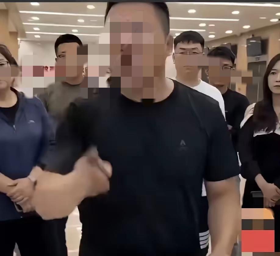 一位父亲大闹网贷公司，句句扎心，怼到网贷公司工作人员呆若木鸡
 
这位父亲一开口