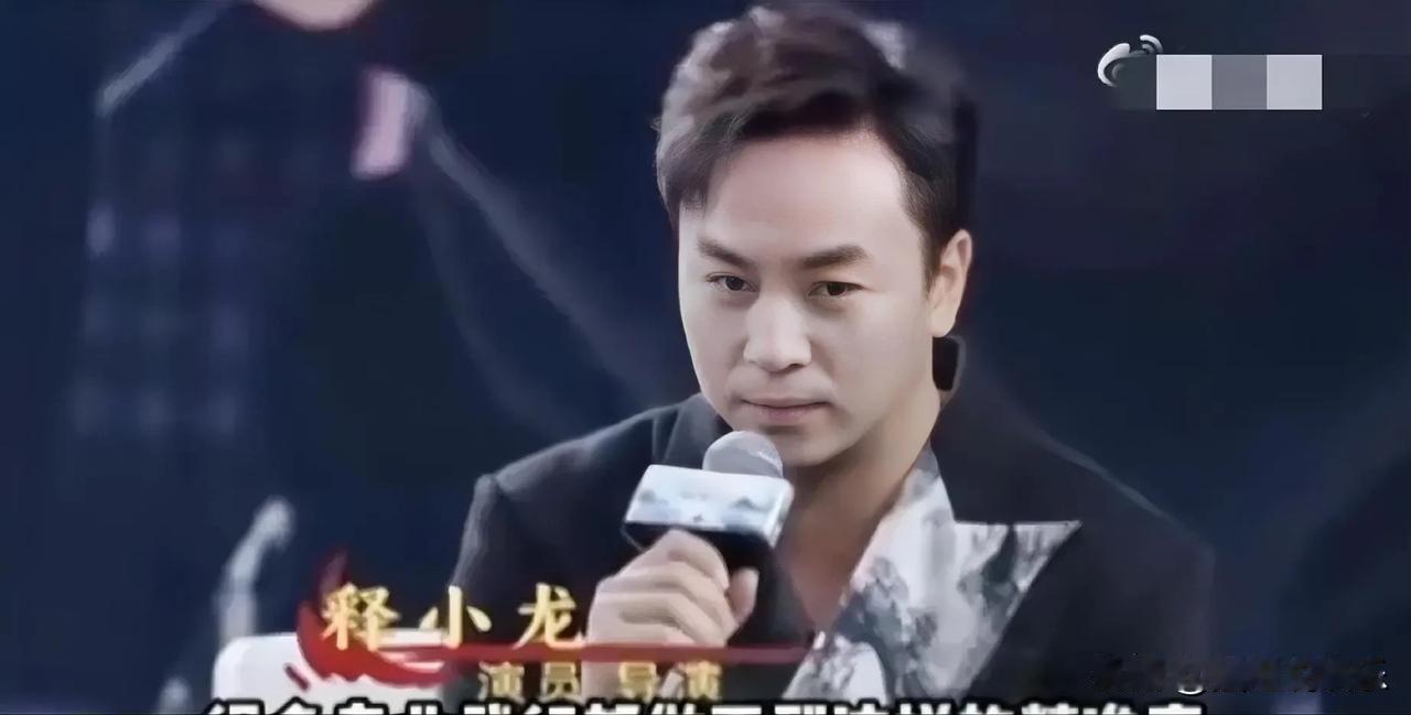 近日，一段释小龙四岁时拜师释永信的现场视频在网络上曝光，引发网友热议。视频里，年