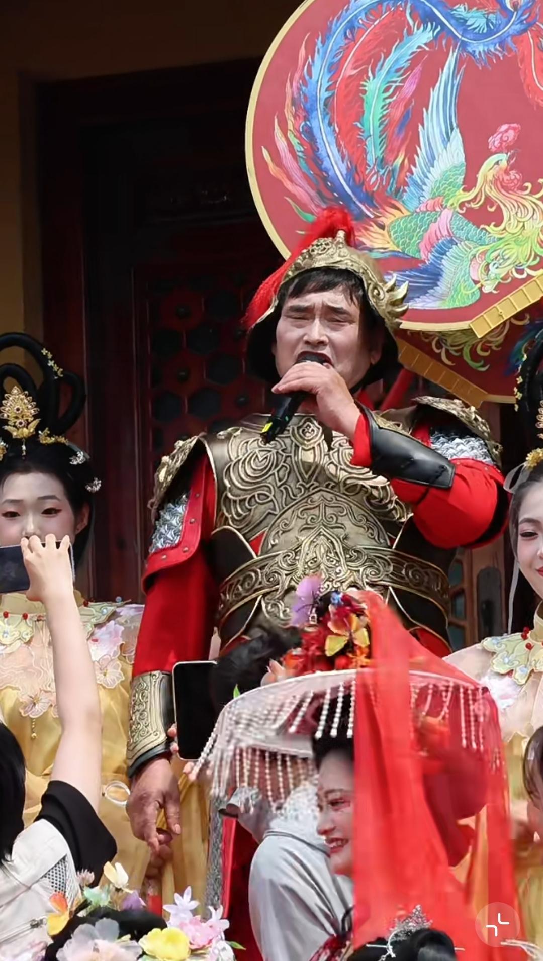 看到大衣哥在湖南演出的视频，心里咯噔一下。

三十五度的高温天，穿着厚重的演出服