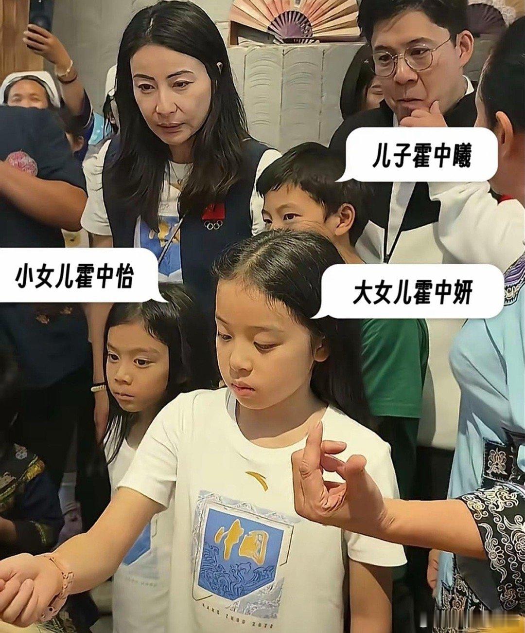 发现郭晶晶的大女儿这个长相，真的是很像奶奶朱玲玲啊！郭晶晶与霍启刚带着两女一儿来