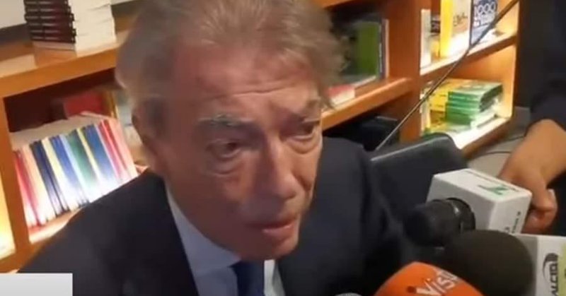 🎂 国米传奇雷科巴迎来50岁生日，蓝黑军团集体送上祝福。莫拉蒂回忆道：“他的进