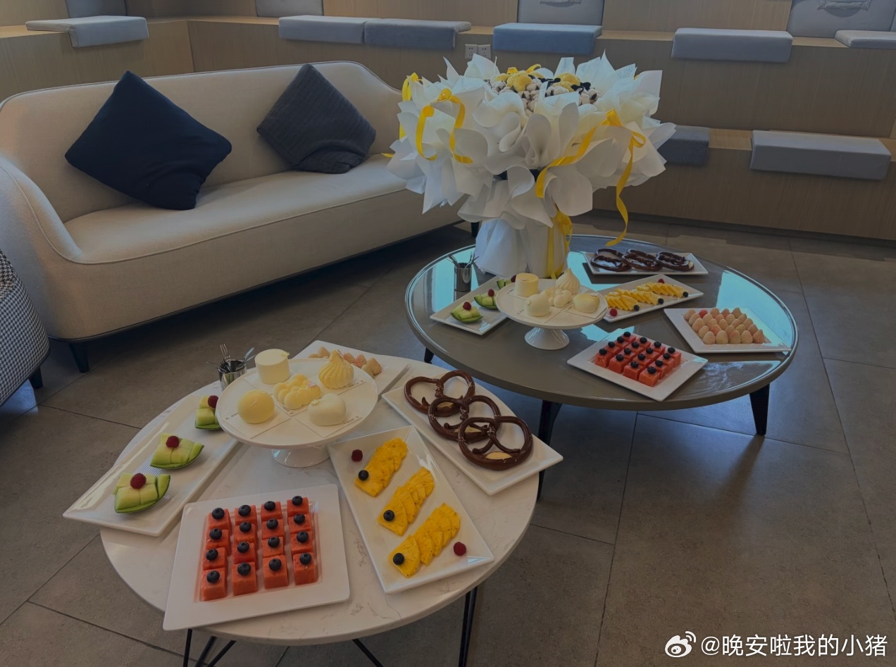 黄俊捷今晚直播活动，萱子品牌方还准备了应援花束，好用心