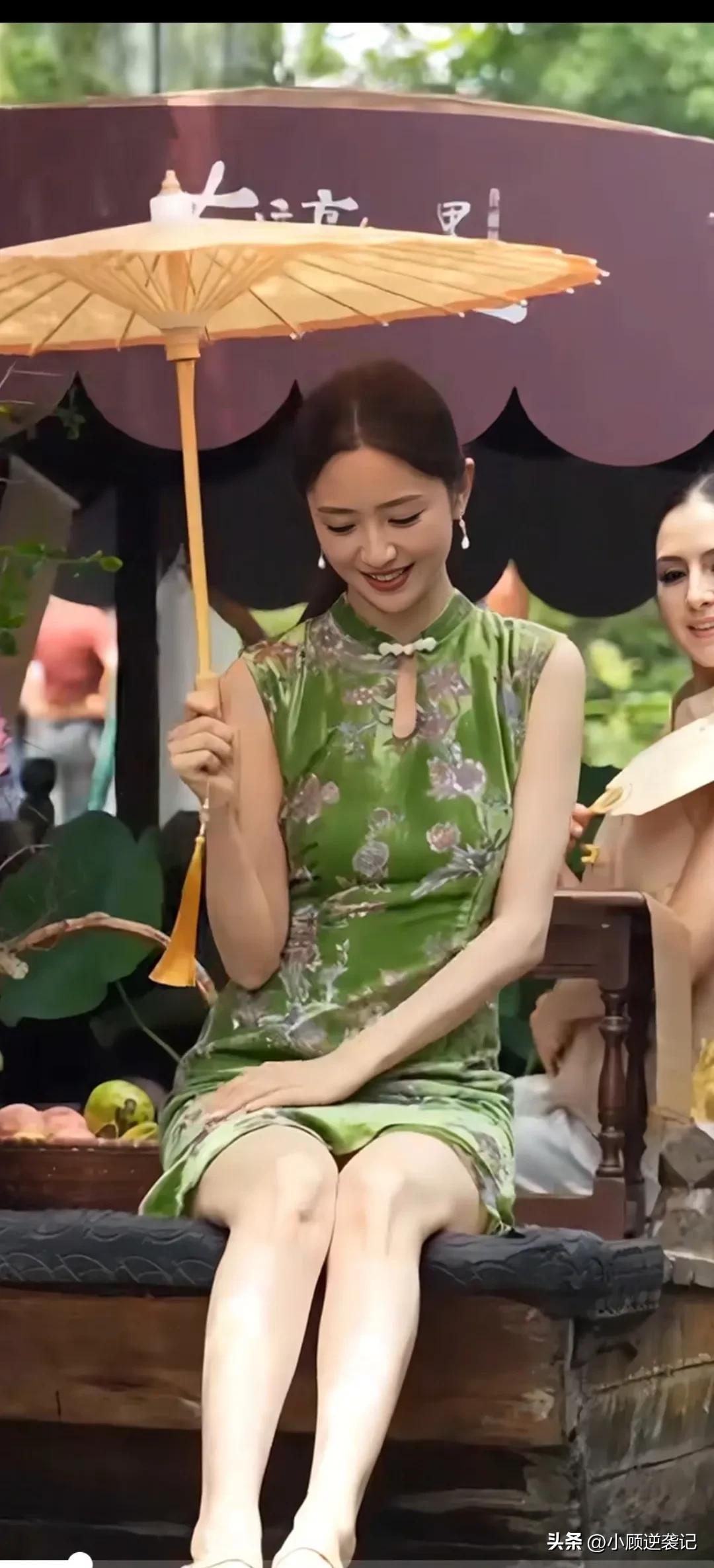 佟丽娅又美又飒！

绿旗袍马尾梳起来，油纸伞香扇打在江南女子风情里。   佟丽娅