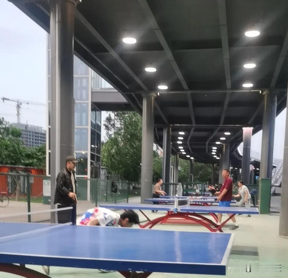 打个乒乓球都能受伤，真是郁闷。
 
以前总觉得，受伤是运动健将的“专属勋章”，咱