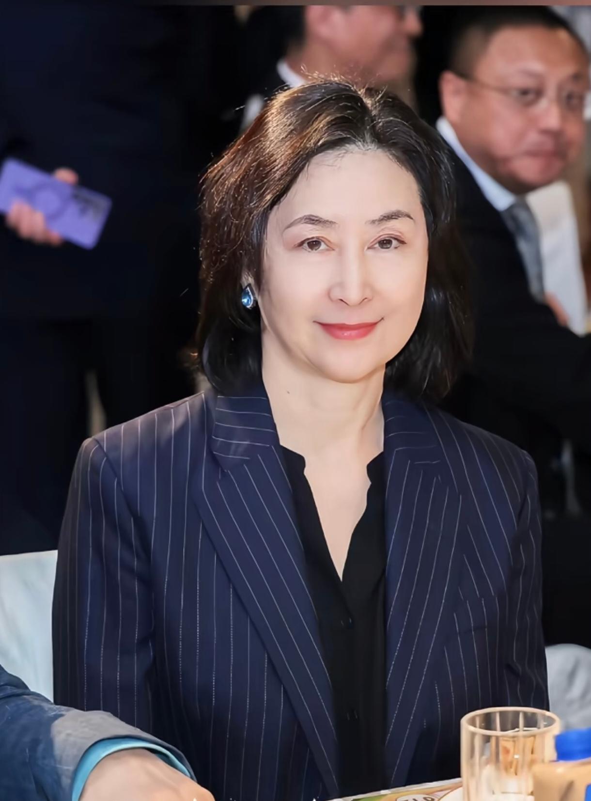 何超琼皮肤白晢，蓝条纹西装出席活动，庄重大方，到哪都是焦点。