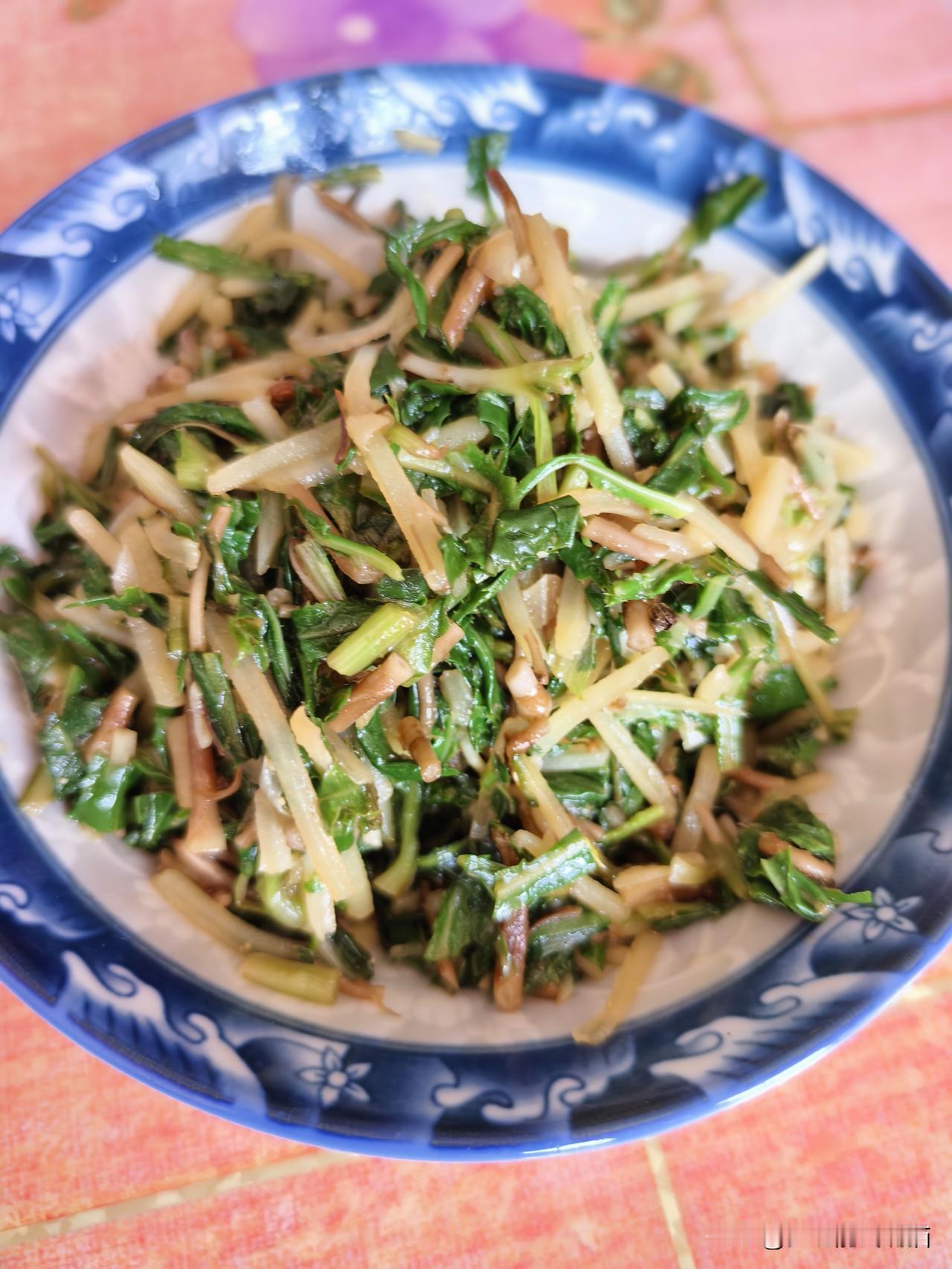 春日生活打卡季 地标山西偏关小县城，季节性的美食就是土豆丝拌苦菜，还有刚炖好的红