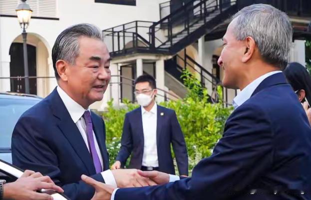 新加坡外长维文访问中国，寻求修复新中关系。

新加坡近期言论行让中国网友特别反感