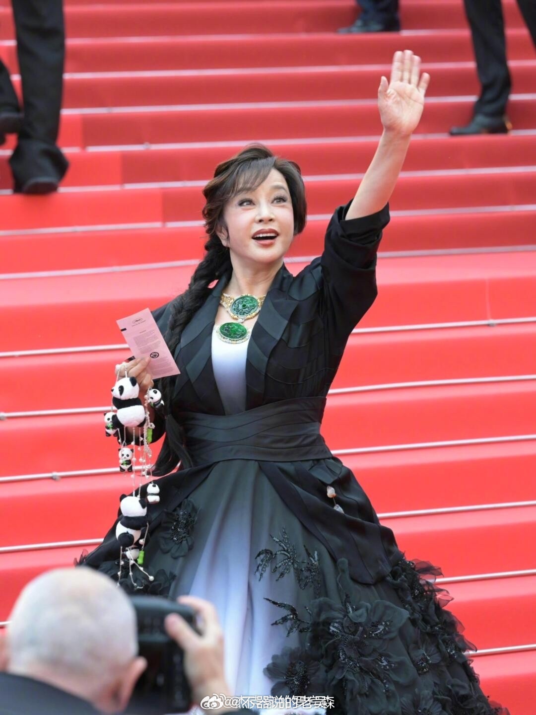 刘晓庆被举报偷税 不是？我在记得很久以前庆奶奶就因为这个事进去过一次，咋又爆出偷